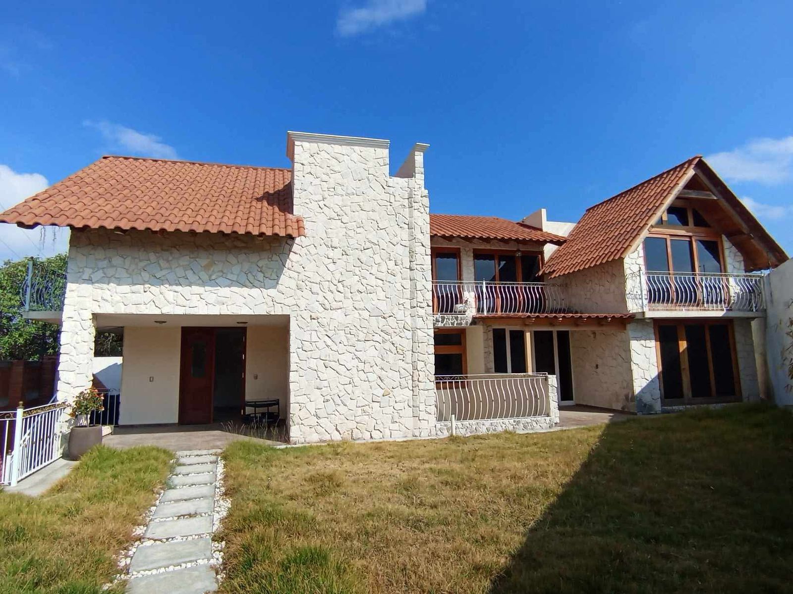 Residencia en renta con amplio jardín cerca del Club de Golf Los Encinos